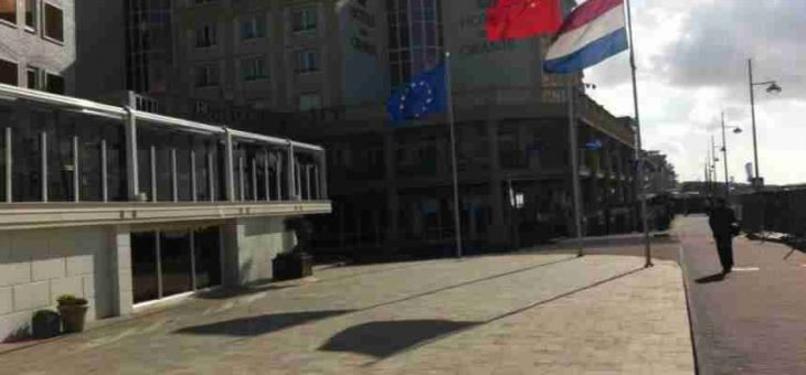 国家主席习近平访问荷兰并亲切会见商会成员